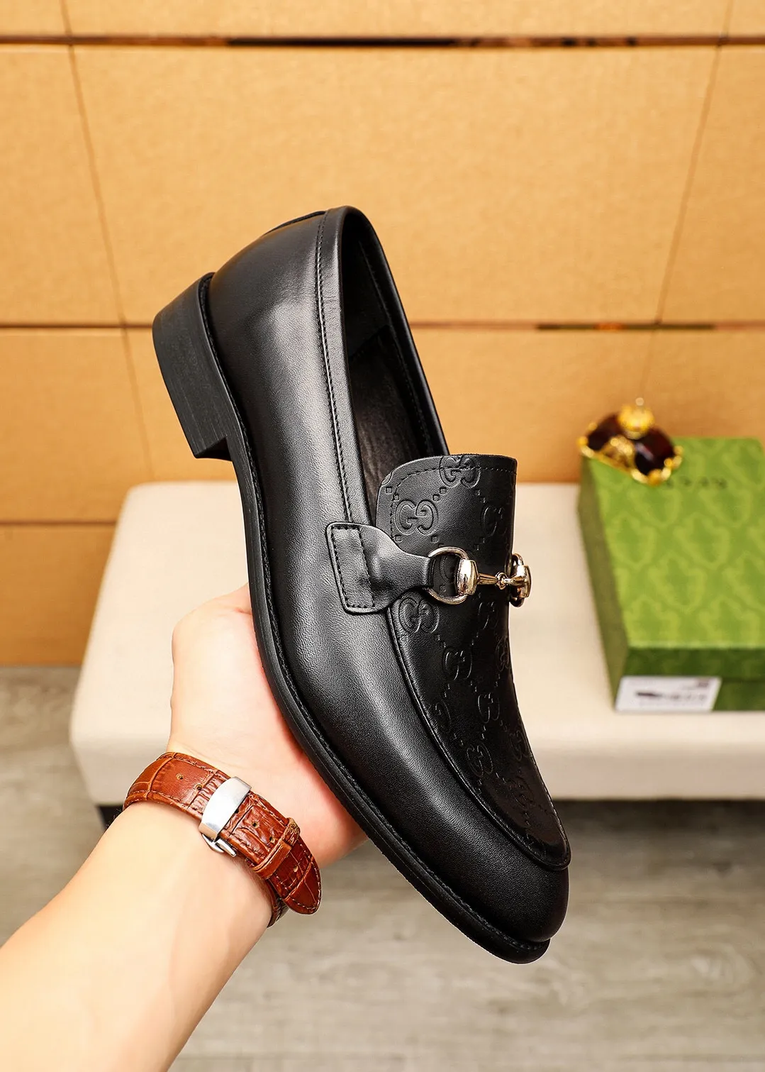 Men's shoes 💰400 💐 Product trademark: GUCCI "Gucci" casual leather shoes Regular size: 39-44 (38.45.46🉑️Customized) Product materials: Selected imported first-layer calfskin embossed upper + luxury hardware buckle, imported 🐑 sheepskin lining. Strong three-dimensional visual effect, original combination outsole Color: 1⃣️color optional